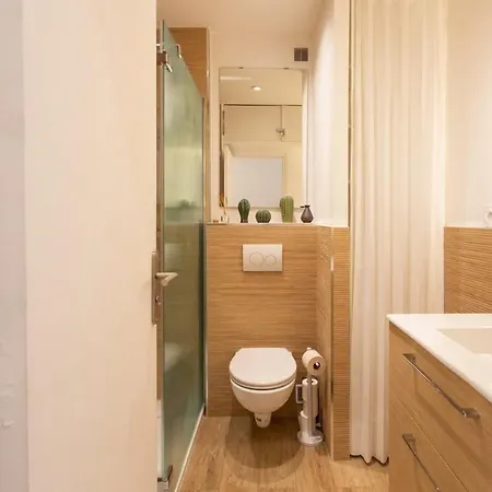 #26 Idealy Located Flat Ac 2mins Walk To Sea Balcony *