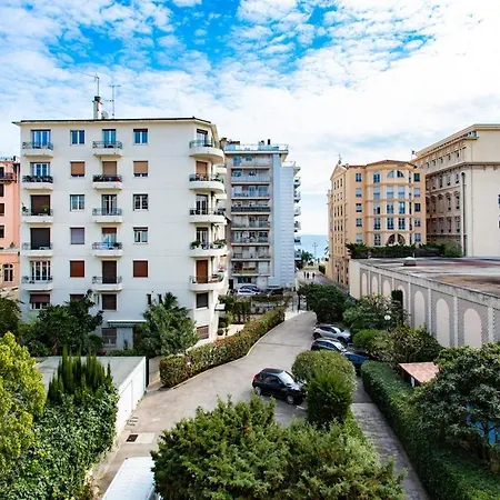 #26 Idealy Located Flat Ac 2mins Walk To Sea Balcony