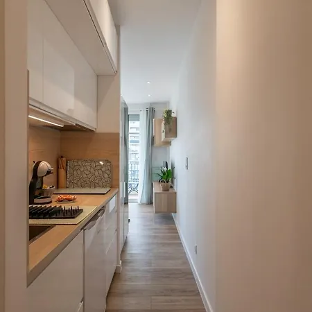 #26 Idealy Located Flat Ac 2mins Walk To Sea Balcony Apartment