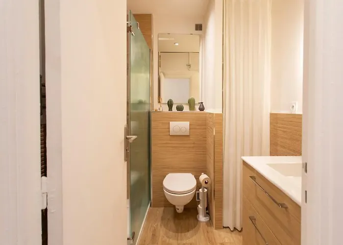 #26 Idealy Located Flat Ac 2mins Walk To Sea Balcony *